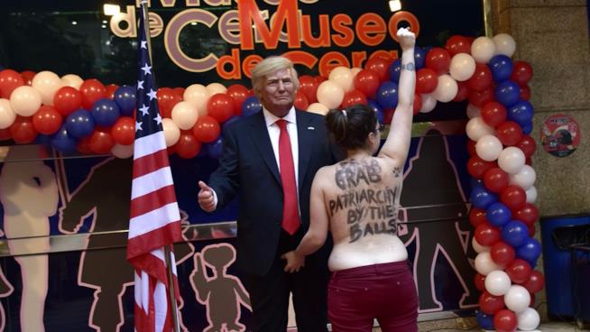 Femen protesta contro Donald Trump attaccando la sua statua di cera a Madrid Attivista Femen effettua una singolare protesta contro la statua di cera di Donald Trump