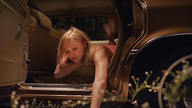 It Follows, la recensione del horror che ha spaventato gli Stati Uniti Maika Monroe è Jay in It Follows
