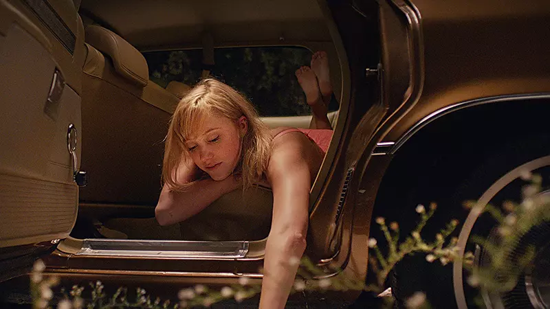It Follows, la recensione del horror che ha spaventato gli Stati Uniti Maika Monroe è Jay in It Follows