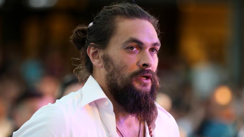 Jason Momoa è stato costretto a un atterraggio di emergenza Jason Momoa alla prima di Aquaman
