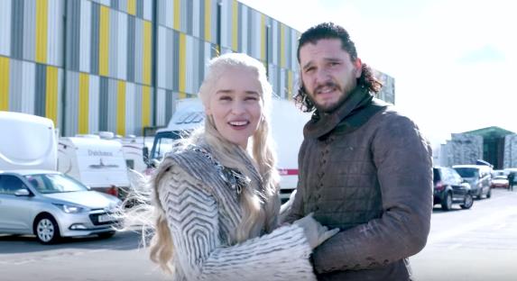 Emilia Clarke e Kit Harington per la campagna di raccolta fondi di Omaze Emilia Clarke e Kit Harington nel video divertente per la campagna di raccolta fondi