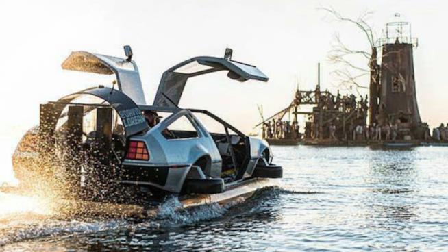 La DeLorean DMC-12 hovercraft realizzata da un fan di Ritorno al futuro