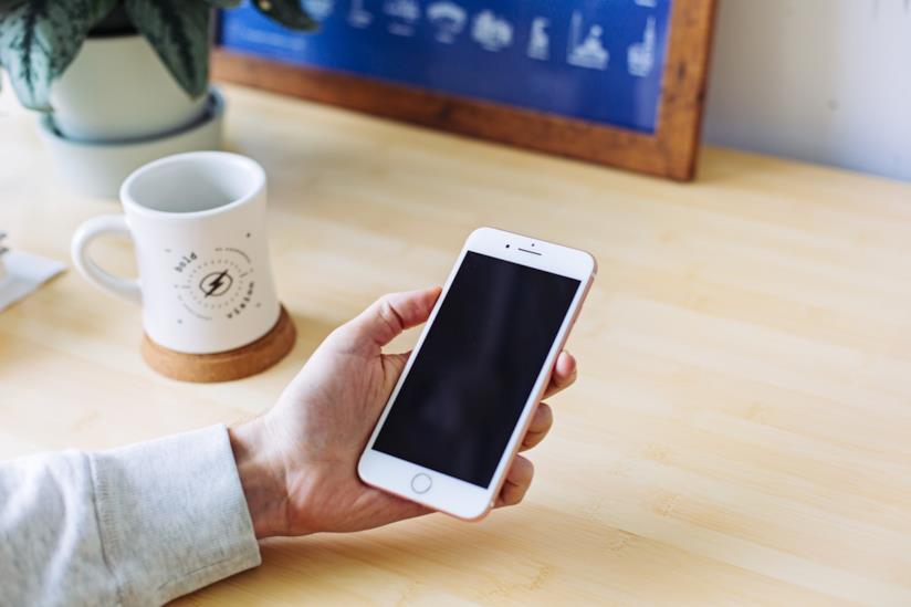 Coronavirus: i consigli per pulire lo smartphone Una persona utilizza un iPhone 7 Oro Rosa