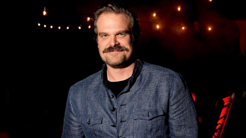 Il primo poster ufficiale di Hellboy rivela un Diavolo Rosso leggendario David Harbour a un evento ufficiale