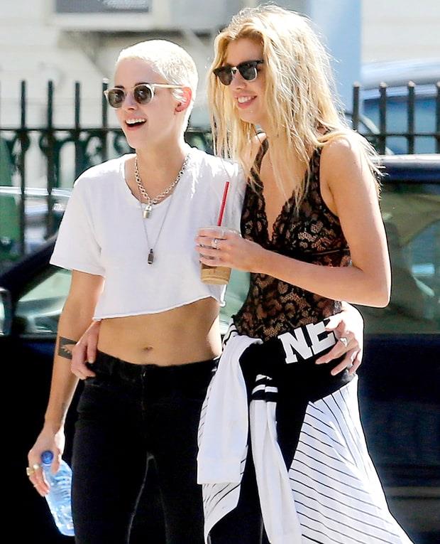 Kristen Stewart convive con la fidanzata Stella Maxwell Kristen Stewart con la fidanzata Stella Maxwell