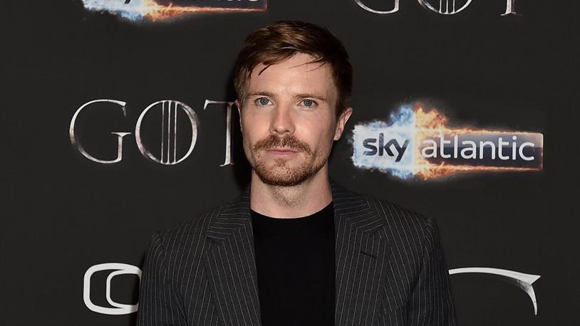 Joe Dempsie ha discusso del percorso di Gendry e della relazione con Arya in GoT Joe Dempsie alla prima newyorkese di Game of Thrones 8
