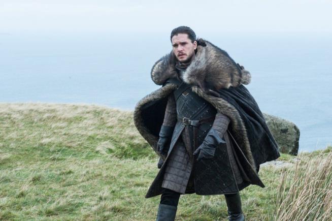 recap della 7x05 di GoT Jon Snow a Roccia del Drago con espressione turbata