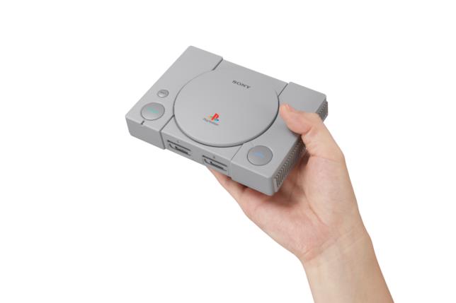 PlayStation Classic in una mano