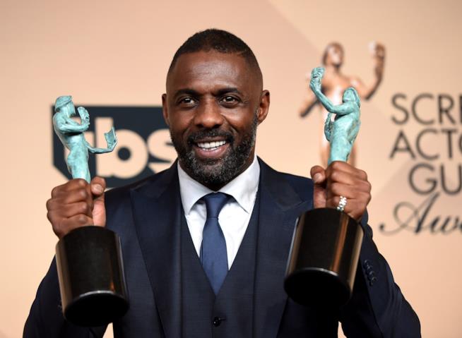 Idris Elba vince due SAG Awards ed entra nella storia Idris Elba con i suoi due SAG Awards