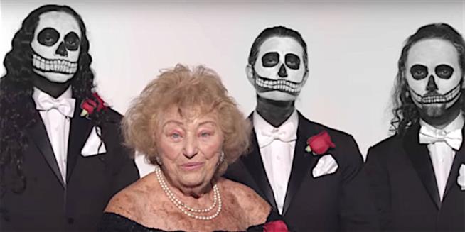 Anziana di 96 anni canta death metal per ricordare l'Olocausto Death Metal Grandma