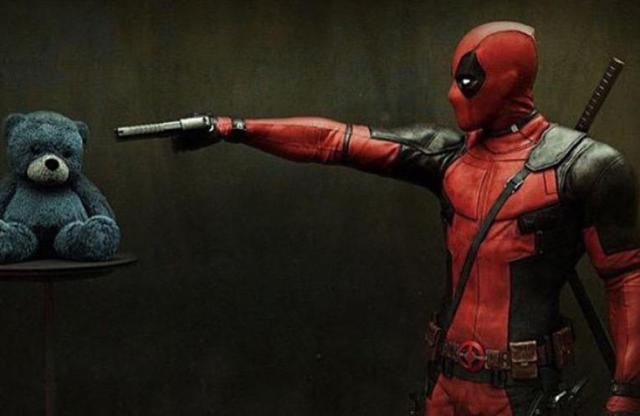 Ryan Reynolds è Deadpool in un'immagine promozionale Ryan Reynolds nei panni di Deadpool