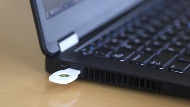 Titan Key di Google è la chiave per la massima sicurezza degli account Titan Key inserita in un laptop
