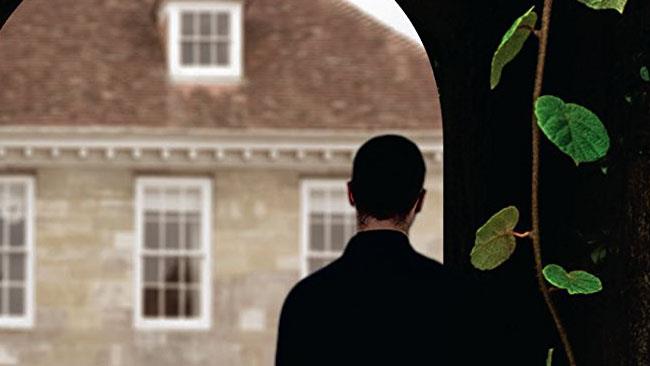 Tutto questo ti darò, recensione del romanzo di Dolores Redondo Un uomo di spalle osserva una tenuta