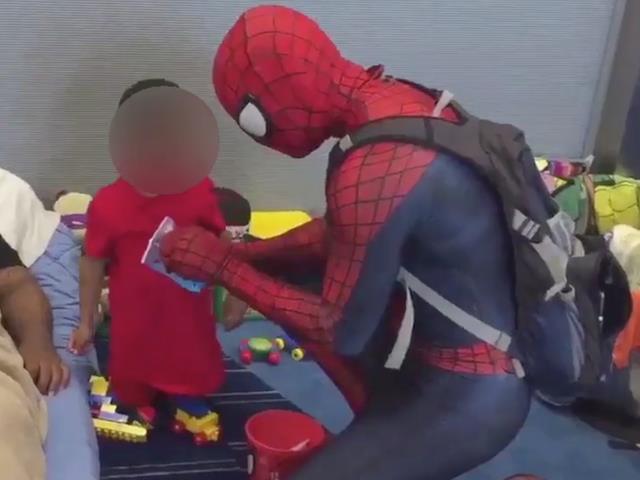 Un misterioso Spider-Man rallegra i bambini dopo l'uragano Harvey Il misterioso Spider-Man dona giocattoli ad uno dei bambini feriti nell'uragano