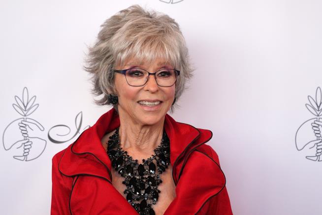 Rita Moreno giudica "orribile" lo spagnolo di Tony Kushner nel copione di West Side Story Un mezzo primo piano dell'attrice Rita Moreno