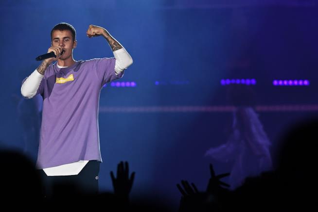Justin Bieber chiede ai fan di non urlare ai suoi concerti Immagine di Justin Bieber sul palco in concerto