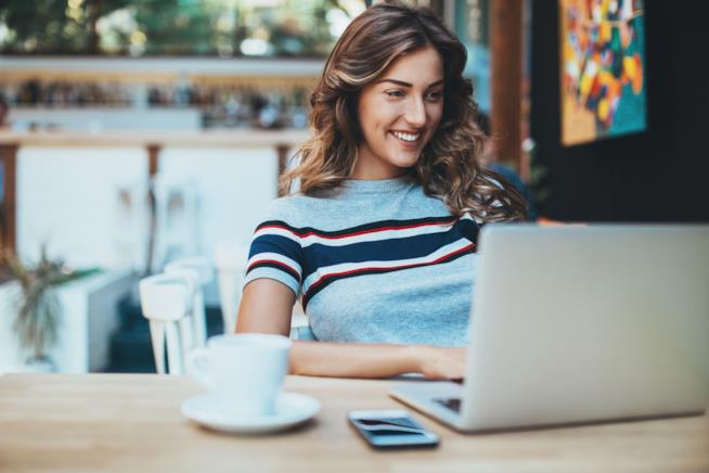 Libri digitali disponibili online: dove trovarli Ragazza legge al computer