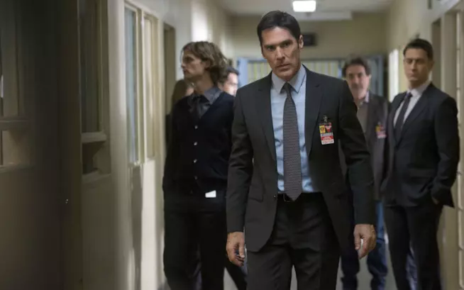 Thomas Gibson ha dichiarato che Criminal Minds è una grande famiglia Thomas Gibson sul set di Criminal Minds nei panni di Hotch