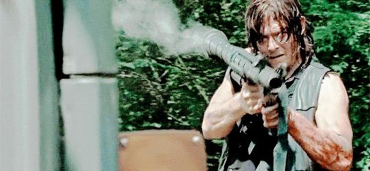 L'idea di Daryl su come affrontare i Salvatori è abbastanza chiara Daryl impugna un jpg ancora fumante