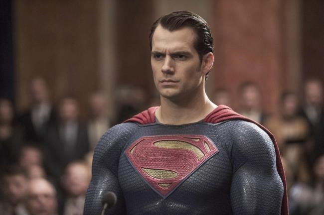 Henry Cavill potrebbe essere Superman solo per un altro film In foto Henry Cavill nel ruolo di Superman