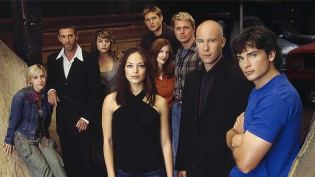 Il cast di Smallville: com'erano e come sono oggi gli attori del cast Il cast di Smallville in posa