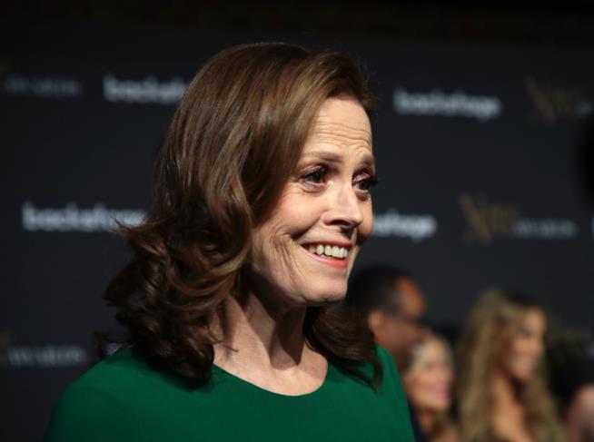 Sigourney Weaver sorprende i liceali dietro ad Alien: the Play La Weaver sorride
