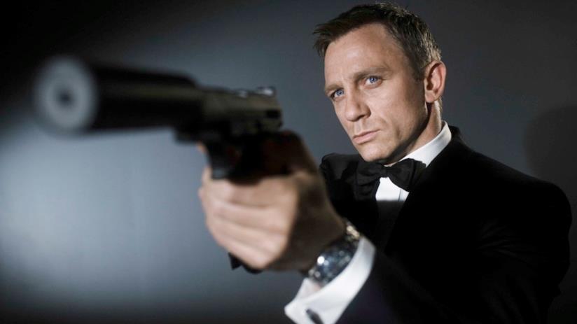 Bond 25, la data di uscita americana del film verrà posticipata Daniel Craig è James Bond in un'immagine promozionale di Casino Royale