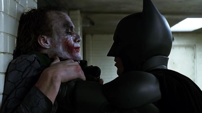 Le migliori frasi de Il cavaliere oscuro di Nolan Batman e Joker in una scena de Il cavaliere oscuro