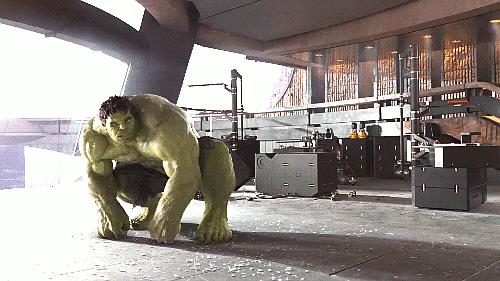 Hulk spacca e la bambina reagisce rimproverandolo, la reaction è virale Hulk in una scena di The Avengers