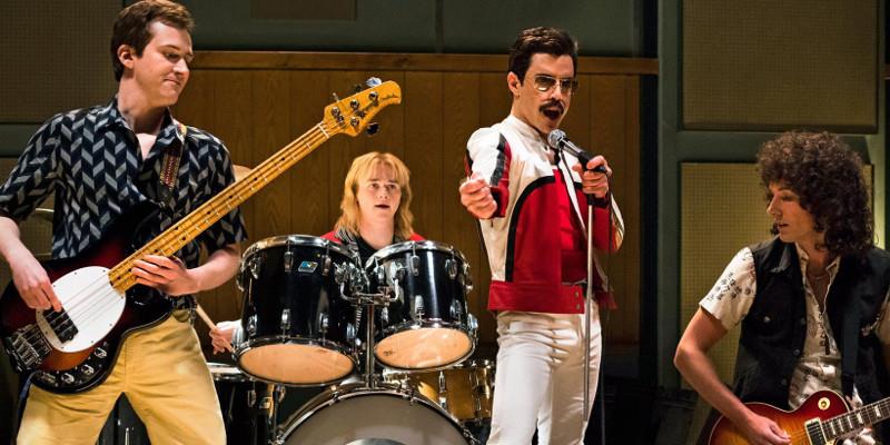 Bohemian Rhapsody: niente più candidatura ai premi BAFTA per il regista Bryan Singer I Queen suonano in una scena dal film Bohemian Rhapsody con al centro Rami Malek (Freddie Mercury)