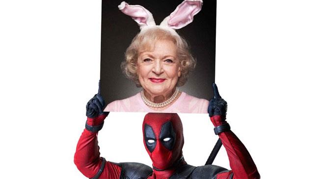 Deadpool e Betty White promuovono il film Deadpool con la foto di auguri per Betty White