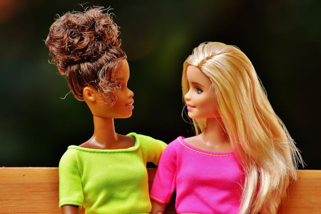Mattel sta valutando l'idea di realizzare dei set di Barbie con coppie LGBT Due Barbie insieme