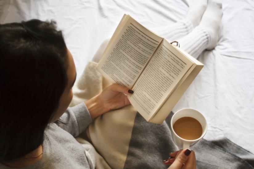 I libri consigliati che usciranno nel 2018 Una donna intenta a leggere un lbro