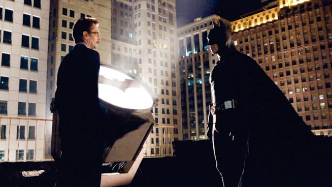 Le frasi e i dialoghi da ricordare di Batman Begins Gary Oldman e Christian Bale in una scena di Batman Begins