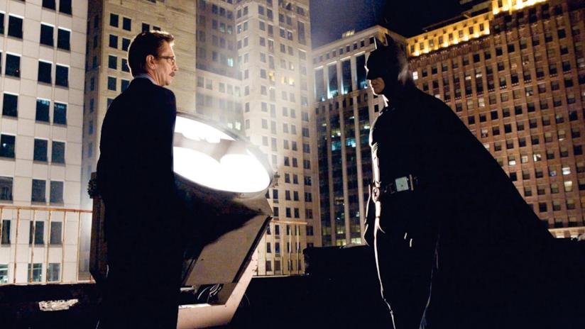 Le frasi e i dialoghi da ricordare di Batman Begins Gary Oldman e Christian Bale in una scena di Batman Begins