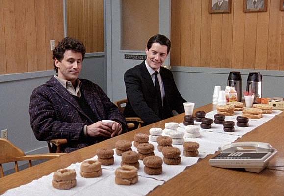Le ciambelle in Twin Peaks Gli agenti davanti a un tavolo di ciambelle in Twin Peaks