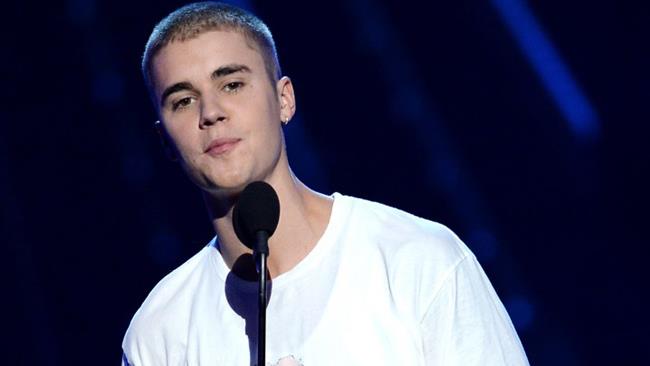Justin Bieber ha fatto a pugni, avendo la peggio, e il video della rissa è diventato virale Justin Bieber sul palco dei Billboard Music Awards