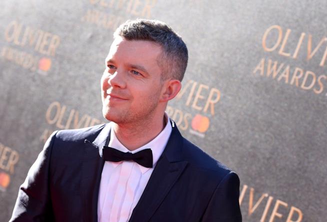 Russell Tovey nell'Arrowverse Russell Tovey sorridente con giacca e papillon