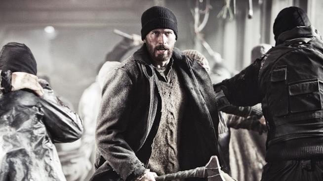 TNT ha ordinato ufficialmente la serie TV di Snowpiercer con Jennifer Connelly Chris Evans nel mezzo di una rivolta in una scena del film Snowpiercer (2013)