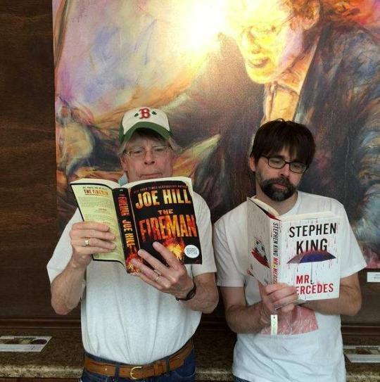 Padre e figlio intenti a leggere i romanzi dell'altro Joe Hill e Stephen King