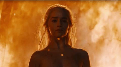 Daenerys è ancora amica delle fiamme in Game of Thrones Daenerys emerge dalle fiamme