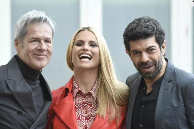 Sanremo 2018: Michelle Hunziker e Pierfrancesco Favino co-conduttori con Claudio Baglioni Sanremo 2018: Baglioni, Hunziker e Favino durante la conferenza stampa