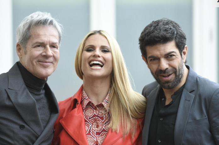 Sanremo 2018: Michelle Hunziker e Pierfrancesco Favino co-conduttori con Claudio Baglioni Sanremo 2018: Baglioni, Hunziker e Favino durante la conferenza stampa