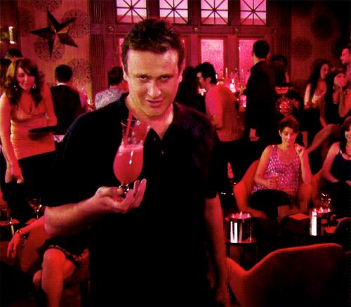 A Marshall basta un cocktail per scatenarsi in bista Marshall di How I Met Your Mother alle prese con il cocktail perfetto