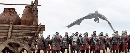 Drogon Drogon brucia i nemici Lannister sotto di sé