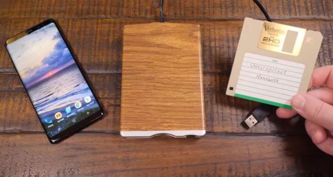 Ecco come far girare su smartphone vecchi giochi installati sul floppy LGR mostra smartphone, lettore floppy e dischetto