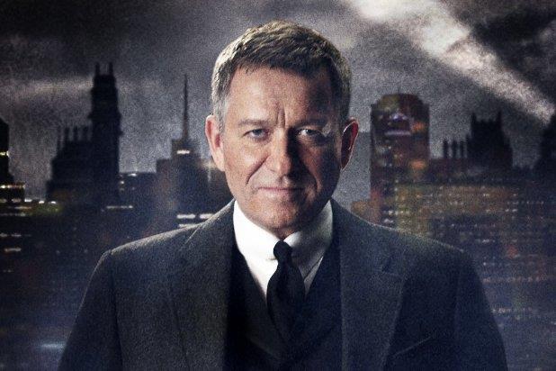 Sean Pertwee è Alfred nella serie TV Gotham Mezzobusto di Sean Pertwee