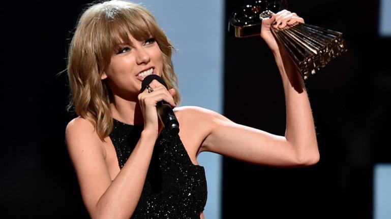 Taylor Swift ringrazia Calvin Harris dal palco Primo piano di Taylor Swift con il premio degli iHeartRadio Music Awards
