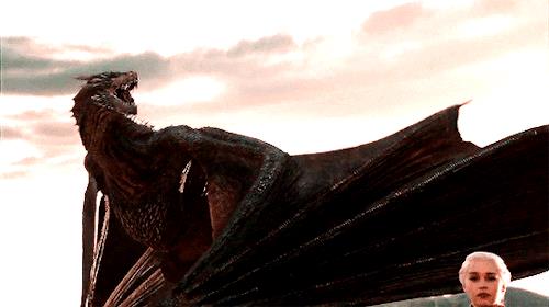 Daenerys Daenerys marcia con Drogon alle spalle