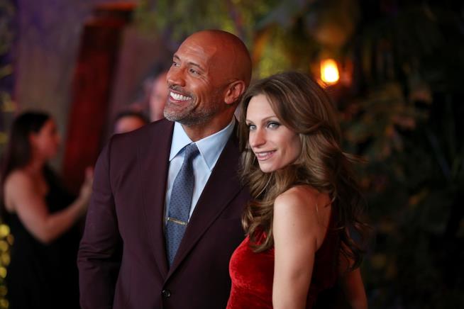 The Rock canta gli auguri di buon compleanno alla compagna con le loro figlie The Rock e la compagna Lauren Hashian